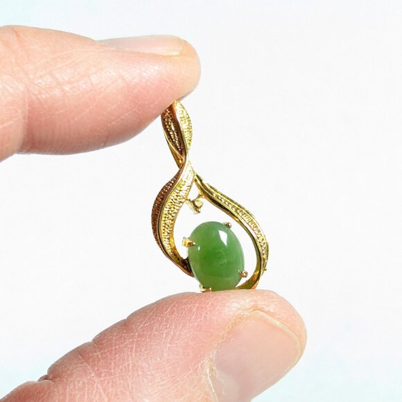 Moss green Nephrite jade stone pendant in gold plated metal, good luck jewelry - Picture 2 of 6